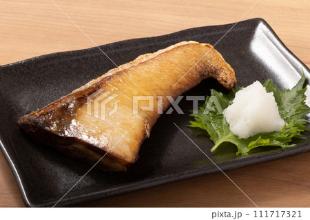 ［北海道産］汐ぶり　寒風干し　焼き　（塩で山漬け　浜風で5日〜7日干し熟成） 111717321