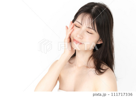 艶やかな女性のビューティーイメージ 111717336