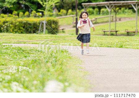 走って通学する小学生の女の子 111717470