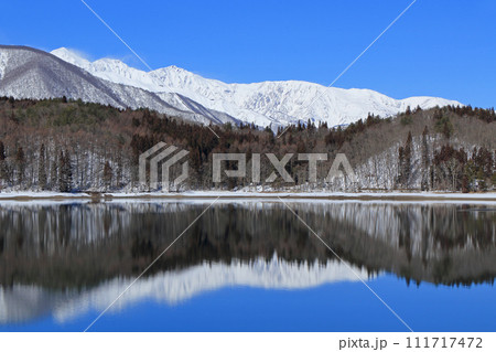 冬の青木湖と白馬三山 冬の青木湖と白馬三山 111717472