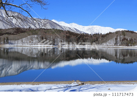 冬の青木湖と白馬三山 冬の青木湖と白馬三山 111717473
