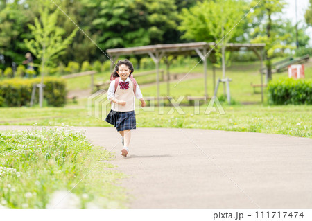 走って通学する小学生の女の子 111717474