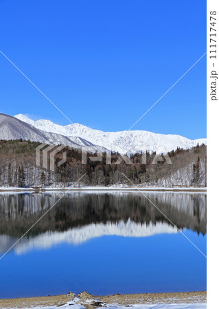 冬の青木湖と白馬三山 冬の青木湖と白馬三山 111717478