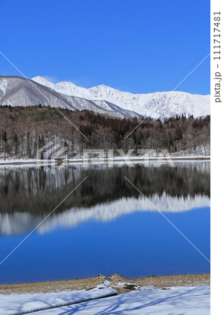 冬の青木湖と白馬三山 冬の青木湖と白馬三山 111717481