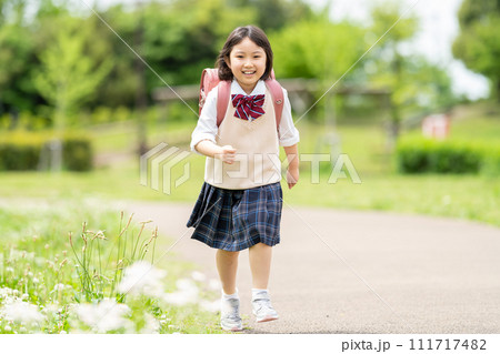 走って通学する小学生の女の子 走って通学する小学生の女の子 111717482