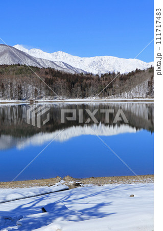 冬の青木湖と白馬三山 冬の青木湖と白馬三山 111717483