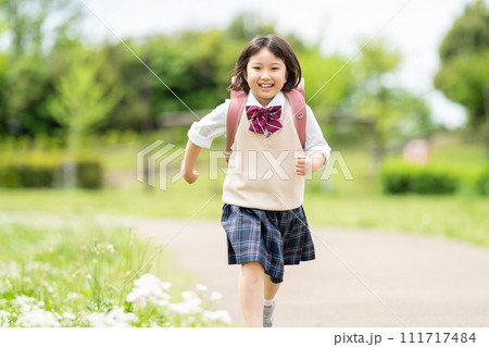 ランドセルを背負う笑顔の女の子 111717484