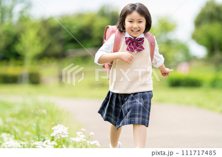 ランドセルを背負う笑顔の女の子 111717485