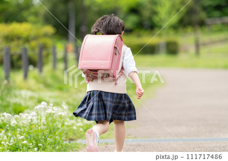 ランドセルを背負う小学生の女の子 ランドセルを背負う小学生の女の子 111717486