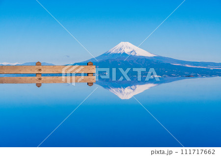 （静岡県）伊豆パノラマパーク・碧テラスの向こうに、雪化粧した富士山 111717662