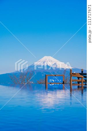 （静岡県）伊豆パノラマパーク・碧テラスの向こうに、雪化粧した富士山 111717671