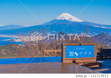 （静岡県）伊豆パノラマパーク・碧テラスの向こうに、雪化粧した富士山 111717673
