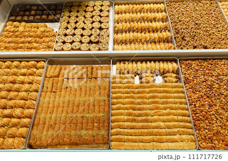 turkish dessert baklava selling at shop  111717726