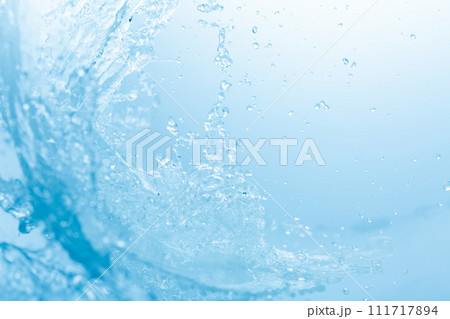 青の背景に波のように舞う水しぶき. 青の背景に波のように舞う水しぶき. 111717894