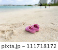 波打ち際に置かれたサンダル 111718172