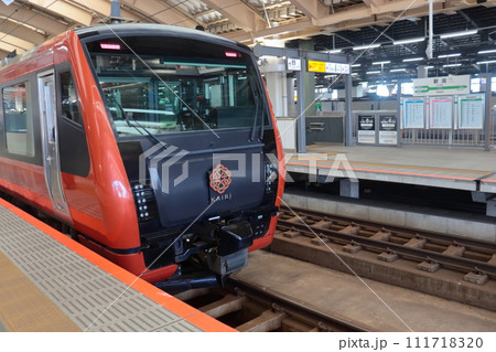 新潟駅に停車する快速 海里 新潟駅に停車する快速 海里 111718320