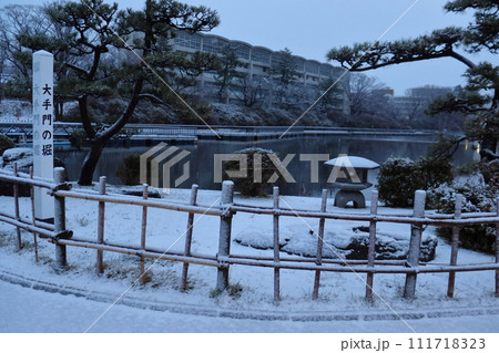 雪化粧した秋田 久保田城の大手門の堀 111718323