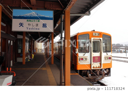 冬の由利高原鉄道 鳥海山ろく線 矢島駅とおもちゃ列車 111718324