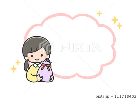 プレゼントを持つ笑顔の女の子 プレゼントを持つ笑顔の女の子 111718402