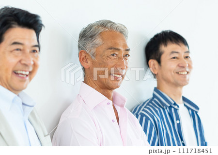 笑顔で並ぶシニア男性 笑顔で並ぶシニア男性 111718451