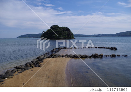 壱岐　八幡半島　内海湾の小島神社 111718665