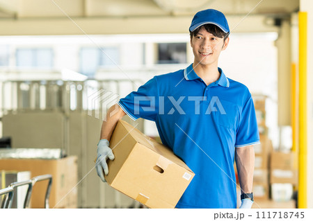 倉庫で働くドライバーの男性 111718745