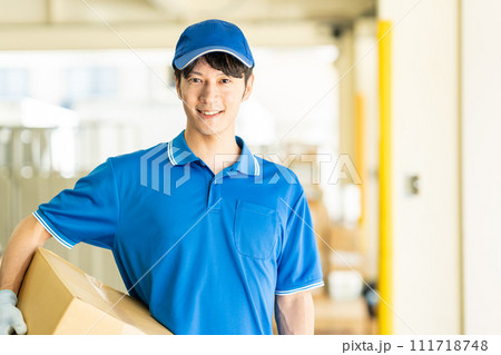 倉庫で働くドライバーの男性 111718748
