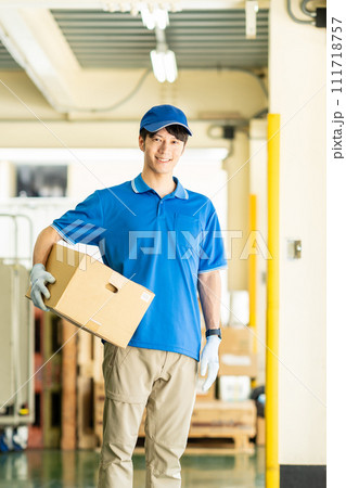 倉庫で働くドライバーの男性 111718757