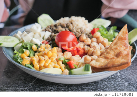Close up bowl of mixed vegetables salad 111719081