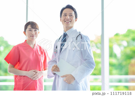 病院の男性医師と女性医師 111719118