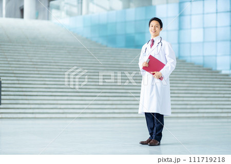 白衣を着た男性医師 111719218