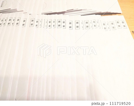 親展封筒を並べた机 親展封筒を並べた机 111719520