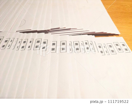 親展封筒を並べた机 親展封筒を並べた机 111719522