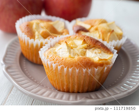新鮮なりんごとりんごのカップケーキ 111719850