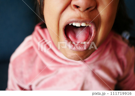 close up of child screaming at home  111719916