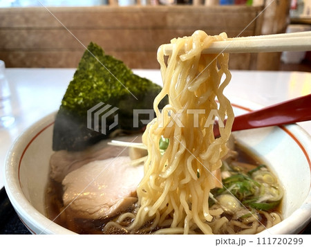 【ラーメン】中太ちぢれ麺の醤油ラーメン・中華そば(麺・箸上げ) 【ラーメン】中太ちぢれ麺の醤油ラーメン・中華そば(麺・箸上げ) 111720299