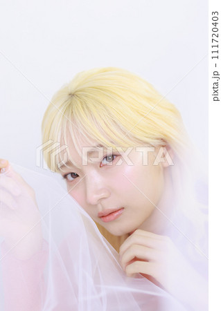 若い女性のナチュラルビューティー 111720403
