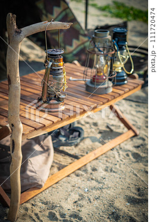 テント内 キャンプ キャンプ道具 野営 111720474