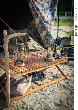 テント内 キャンプ キャンプ道具 野営 テント内 キャンプ キャンプ道具 野営 111720477