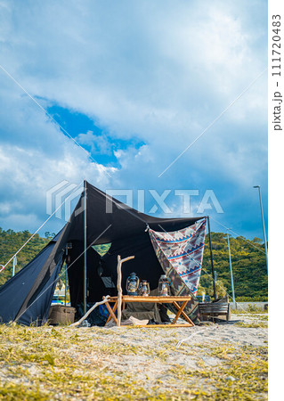 テント 黒テント ブラックテント 青空 野営 キャンプ ソロ 111720483