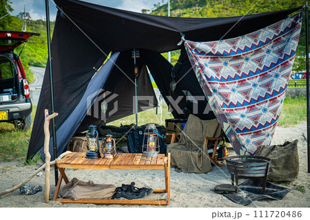 ソロテント 黒テント ブラックテント 青空 野営 キャンプ 屋外 111720486