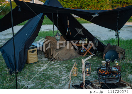 テント設営 レイアウト ワンポールテント 自然 ソロキャンプ  111720575