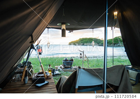 キャンプスタイル ソロキャンプ デイキャンプ テント内 テント設営 111720584