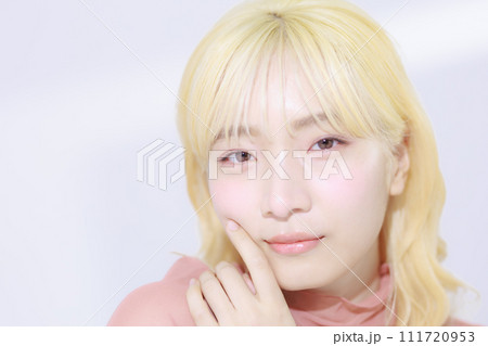 日差しを浴びる若い女性のビューティー 111720953