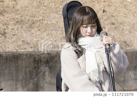 路上ライブの準備をする若い女性 路上ライブの準備をする若い女性 111721070