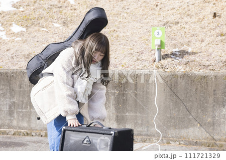 路上ライブの準備をする若い女性 路上ライブの準備をする若い女性 111721329
