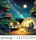 夜のキャンプ場でキャンプをする男性 111721359