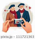 カメラでポーズをとる老夫婦 111721363