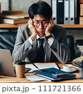 落ち込むビジネスマン 111721366