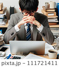 落ち込むビジネスマン 111721411